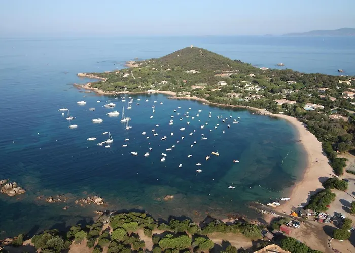 לינה וארוחת בוקר Ghiatone 3*