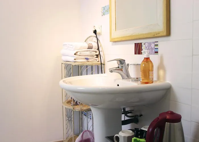 לינה וארוחת בוקר Ghiatone 3*