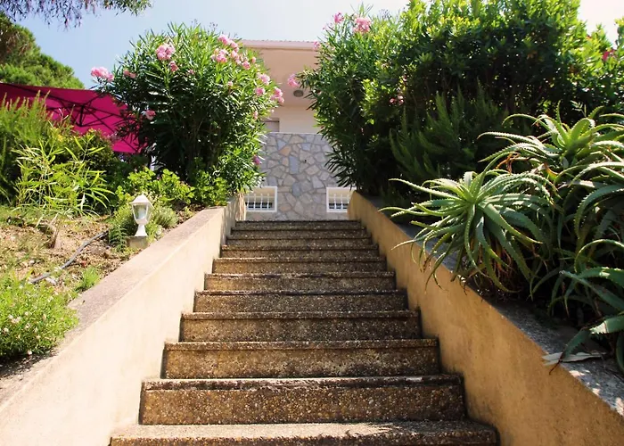 לינה וארוחת בוקר Ghiatone 3*